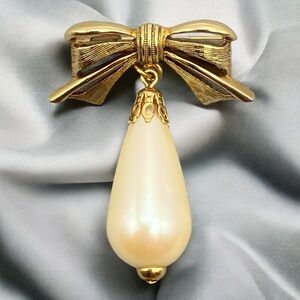 1928 Vintage Textured Gold-Tone Bow Brooch with Dangling Teardrop Faux Pearl